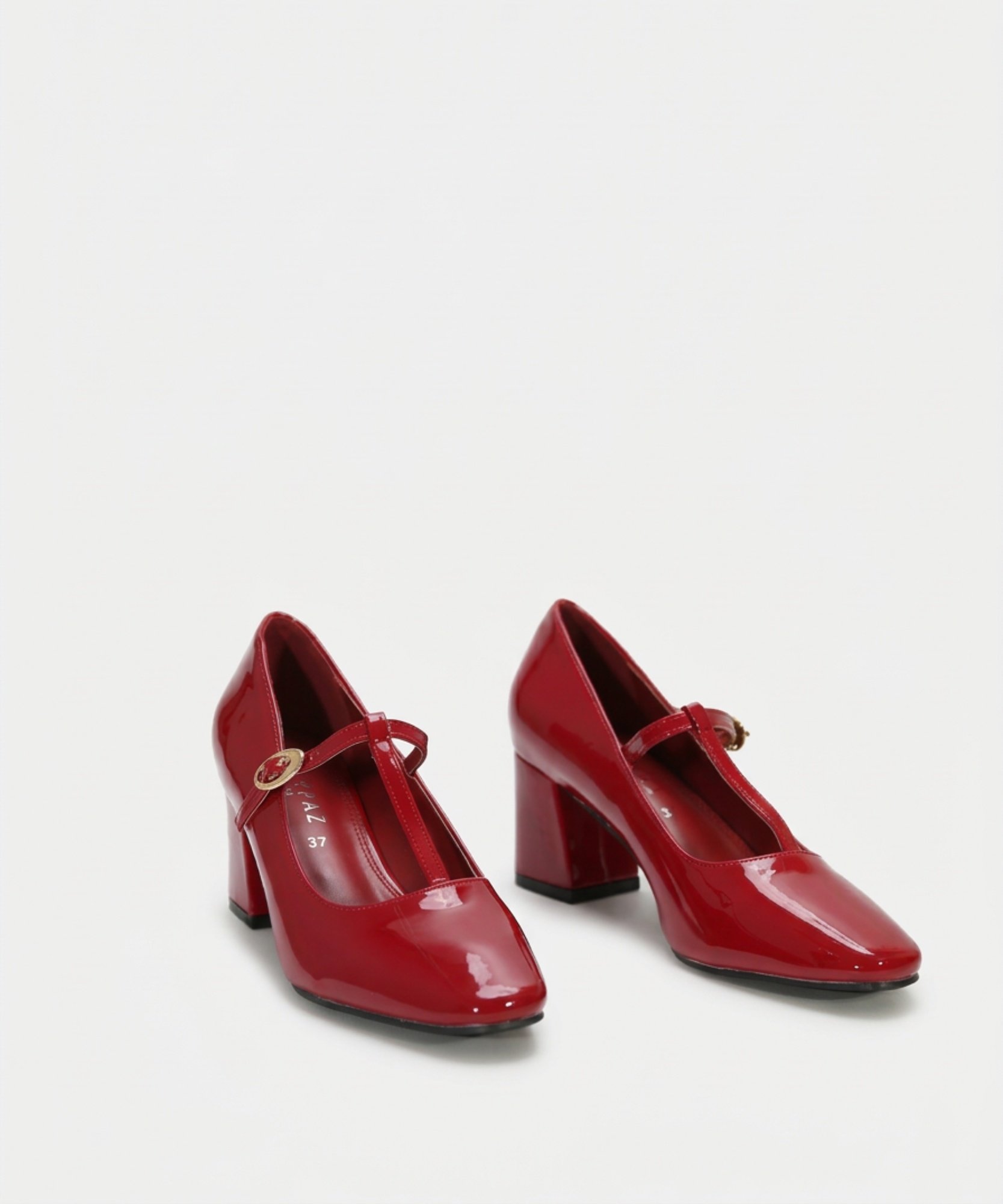 Merceditas tira en T